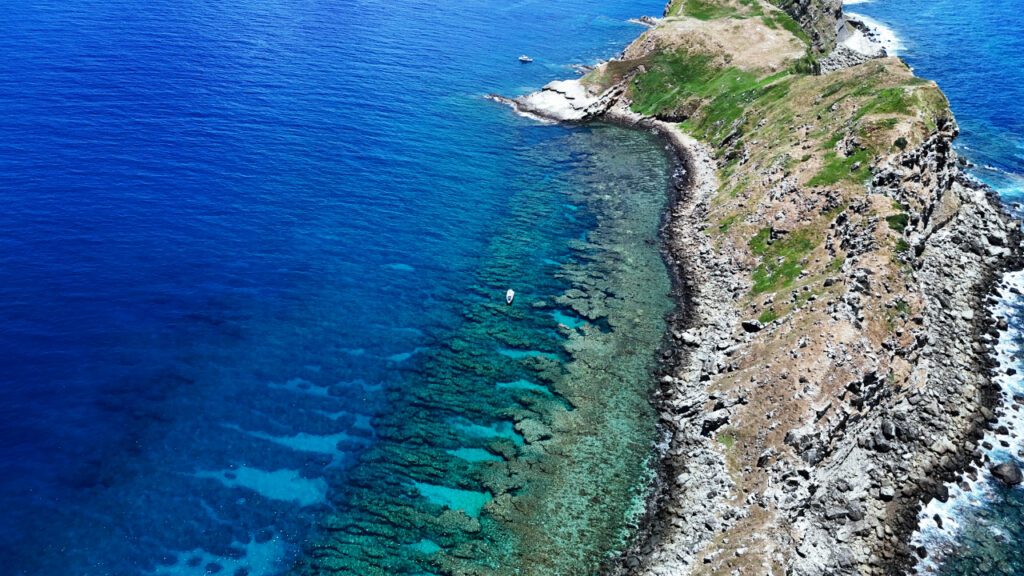 ドローン撮影された仲の神島の画像