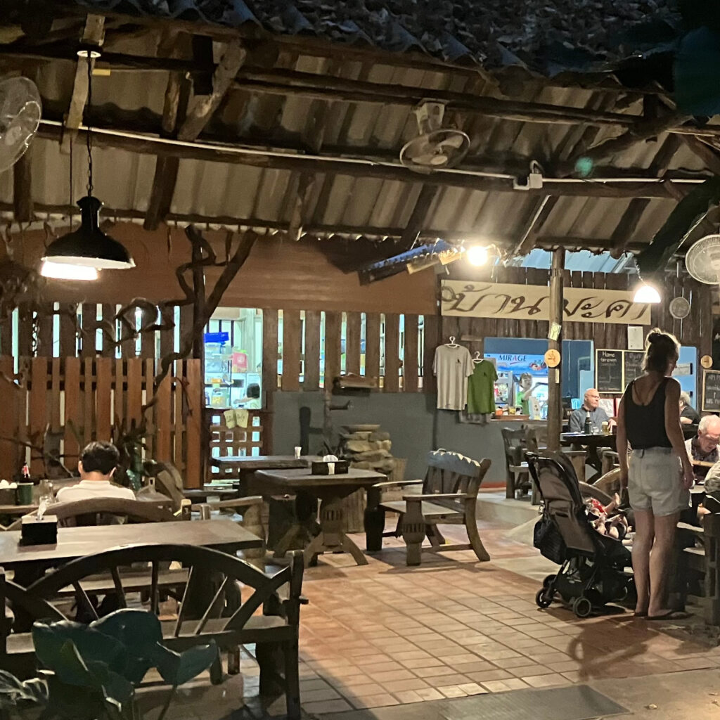 バーンマカーネイチャーロッジ(Baan Maka Nature Lodge)のチャックインカウンター兼レストランの画像