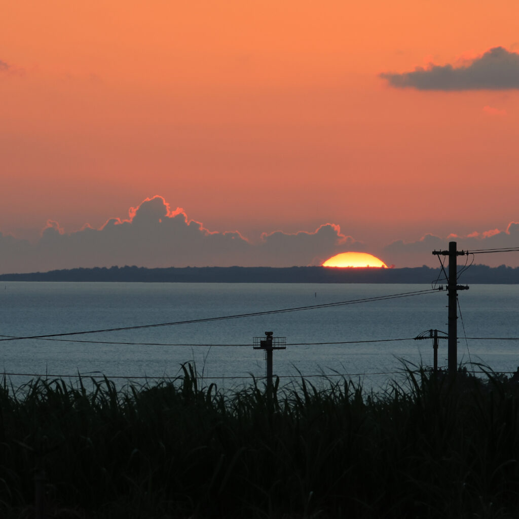 宮古島の農耕地の夕焼け空