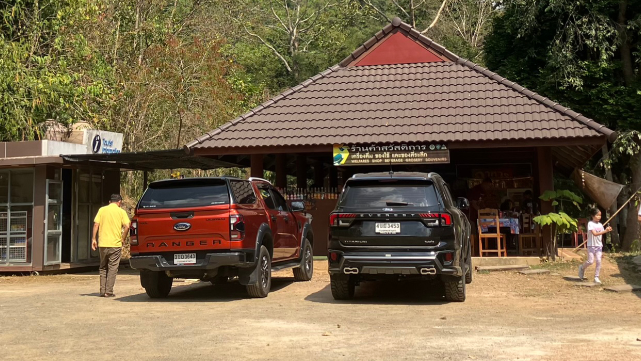 Kaeng Krachan National Park (ケーンクラチャン国立公園)の中腹のキャンプ場にあるレストラン