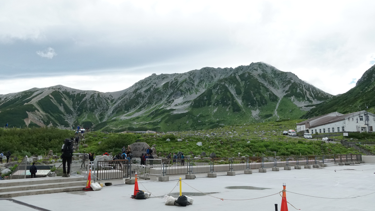 室堂駅前の景色