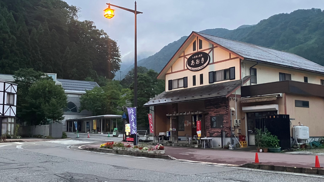 立山駅の前にある喫茶店