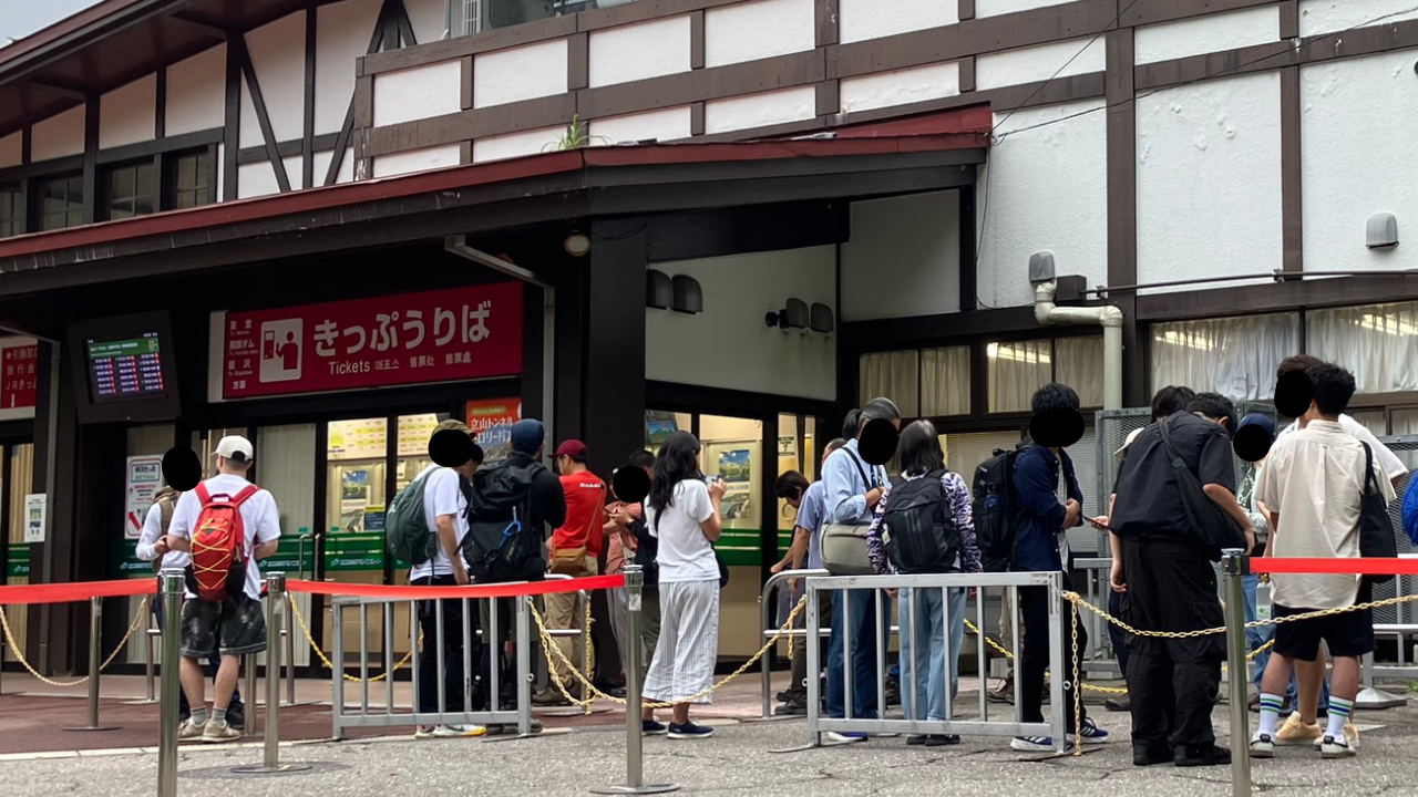 立山駅のケーブルカーのチケット売り場の開店時